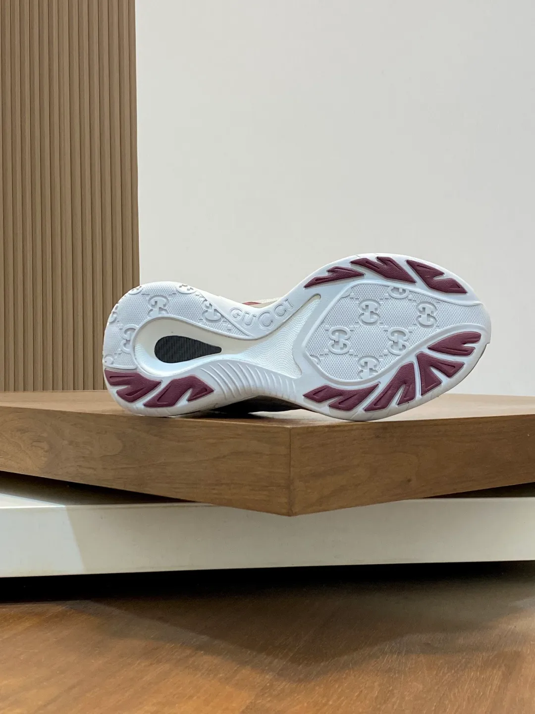 Men's men's shoes 💰980 Gucci Gucci 2.0 sneakers, retro casual shoes, original purchase, development, production. Gucci 2.0 sneakers reinterpret the brand's iconic striped webbing elements. This sneaker reinterprets the iconic details, using EVA thick soles, with a smart silhouette, bringing a stable and comfortable wearing experience. Beautiful packaging at the delivery counter. Fabric: original imported cowhide + technical fabrics. Lining: imported real wool lining. Sole: original molded ultra-light foam rubber. Bottom thickness: 4CM. Size: 39-44 (customized for 38, 45, 46)